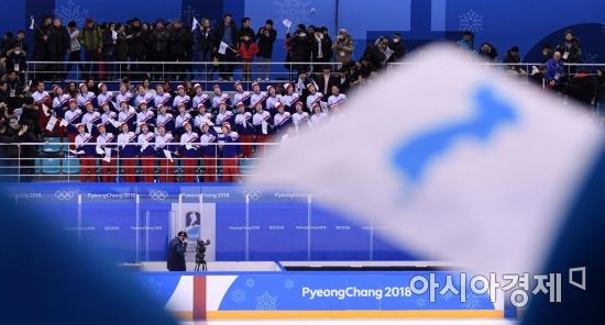 [포토] 단일팀 응원하는 북한 응원단