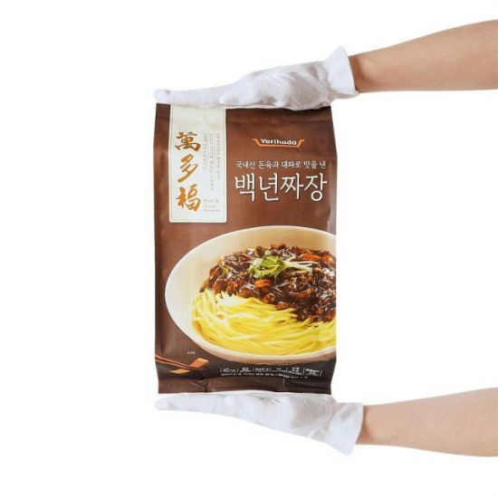 롯데마트의 자체 간편식 브랜드 '요리하다'에서 선보인 '만다복 백년짜장'