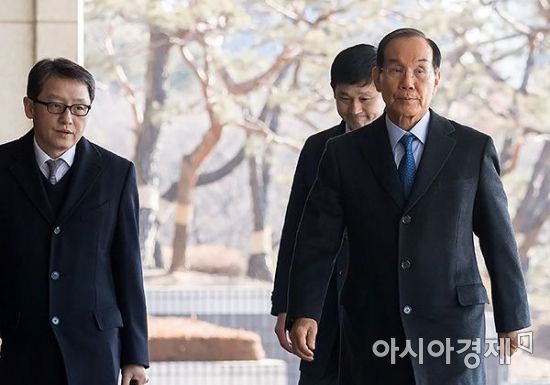 [포토] 검찰 출석하는 이학수 전 삼성 부회장