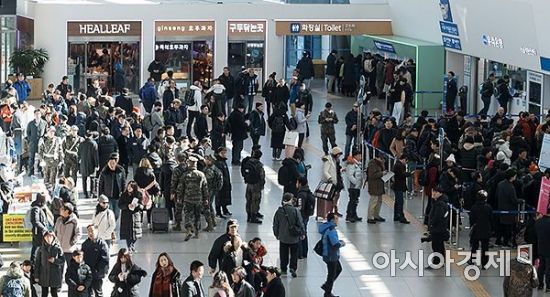 [포토] "고향 앞으로"…서울역 '북적'