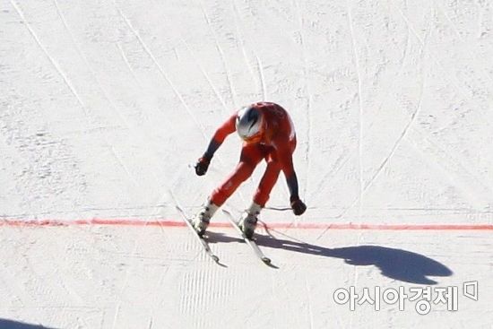 노르웨이의 악셀 룬트 스빈달 선수가 알파인 스키 남자 활경 결승선을 통과하고 있다.