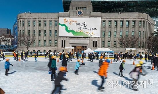 [포토] 연휴 첫 날, 스케이트 즐기는 시민들