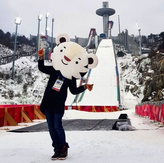 스노보드 해설위원 박재민, "사랑이 넘치는 스키점프대 앞에서" 찰칵