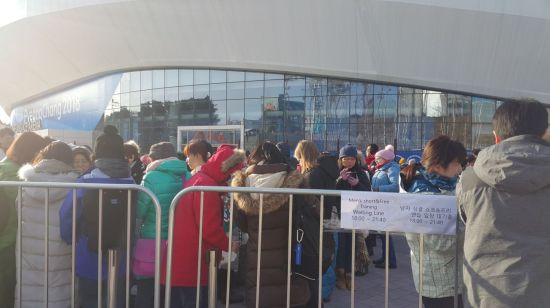 피겨 스케이팅 팬들이 15일 오후 강원도 강릉 아이스아레나 바깥에서 남자 피겨 출전 선수들의 공식 연습을 기다리고 있다.