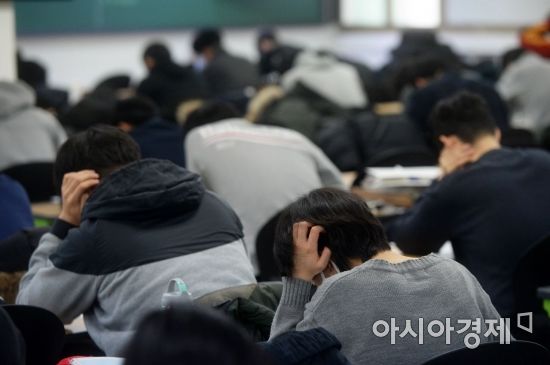 지난 설날 서울 동작구 노량진의 한 경찰공무원 학원에서 수험생들이 자습을 하고 있다. /문호남 기자 munonam@