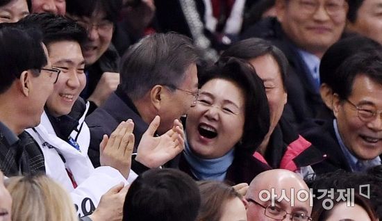 [포토] 김아랑 인사에 함박 웃음 짓는 문 대통령 내외