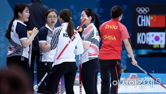 [포토] 작전 회의하는 여자 컬링 대표팀