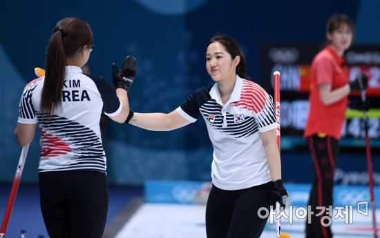 [포토] 하이파이브하는 김경애와 김선영
