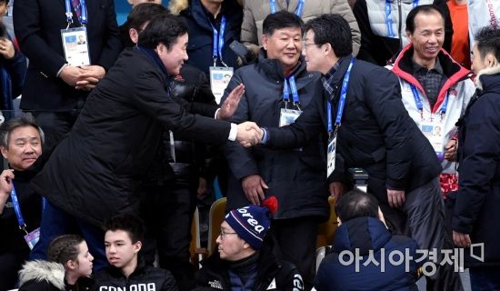 [포토] 인사하는 이낙연 총리와 유승민 바른미래당 공동대표