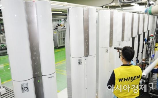 ▲LG전자 창원 공장에서 직원들이 'LG 씽큐 에어컨'을 생산하고 있다. (제공=LG전자)