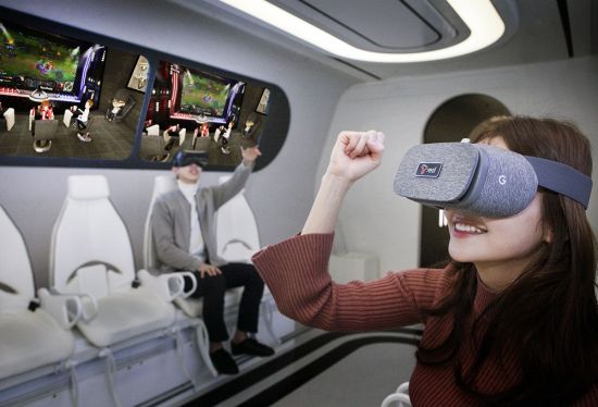 SK텔레콤은 VR 기기를 쓰고 가상 공간에서 다른 참여자들과 동영상 콘텐츠를 보며 소통할 수 있는 ‘옥수수 소셜 VR(oksusu Social VR)을 선보인다고 19일 밝혔다. 사진은 여러명의 ‘옥수수 소셜VR’고객이 가상 공간에 모여 리그오브레전드 경기 영상을 함께 시청하고 있는 모습.