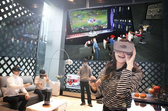 SK텔레콤은 VR 기기를 쓰고 가상 공간에서 다른 참여자들과 동영상 콘텐츠를 보며 소통할 수 있는 ‘옥수수 소셜 VR(oksusu Social VR)을 선보인다고 19일 밝혔다. 사진은 여러명의 ‘옥수수 소셜VR’고객이 가상 공간에 모여 리그오브레전드 경기 영상을 함께 시청하고 있는 모습.