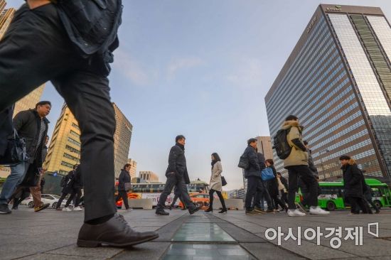 [포토] 힘차게 일터로 향하는 직장인들