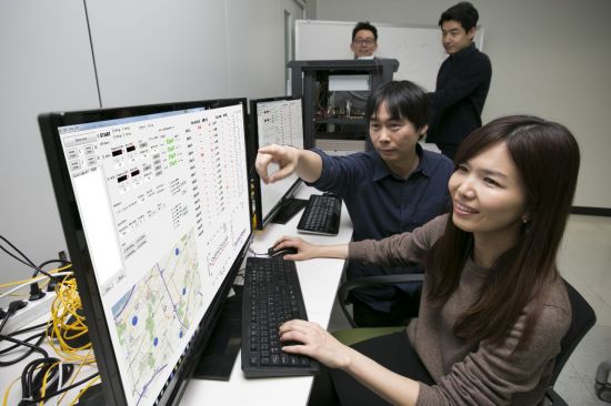 KT 직원들이 서울 서초구 우면동 연구소에서 일대다 양자암호통신 시범망을 활용한 기술 테스트를 하고 있다