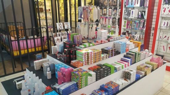 서울 마포구 서교동 홍대 부근의 한 성인용품점에 다양한 성인용품들이 진열돼 있다.