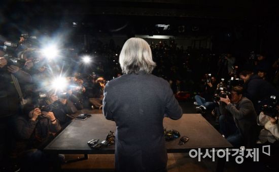 [포토]이윤택 연출가에게 쏠린 시선