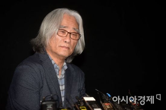 [포토]성폭행 논란에 휩싸인 이윤택 연출가, 공개 사과 기자회견