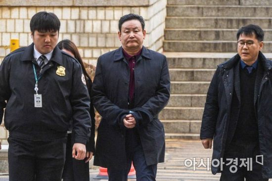 [포토] 법원으로 들어서는 이영배 대표