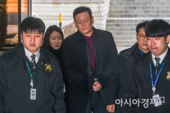 [포토] 이명박 전 대통령 차명재산 관리 의혹 이영배 대표 법원 출석