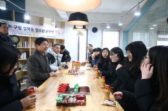 성북동 청소년공부방에서 지역 청소년들과 대화를 나누는 김영배 성북구청장
