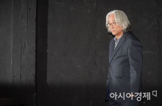 [포토]이윤택 연출가 '침통한 표정으로'