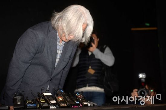 [포토]고개 들 수 없는 연극 연출가 이윤택