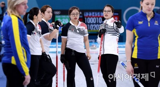 [포토] 작전 구상하는 여자 컬링 대표팀