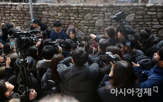 [포토]취재진에 둘러싸인 김소희 연희단거리패 대표