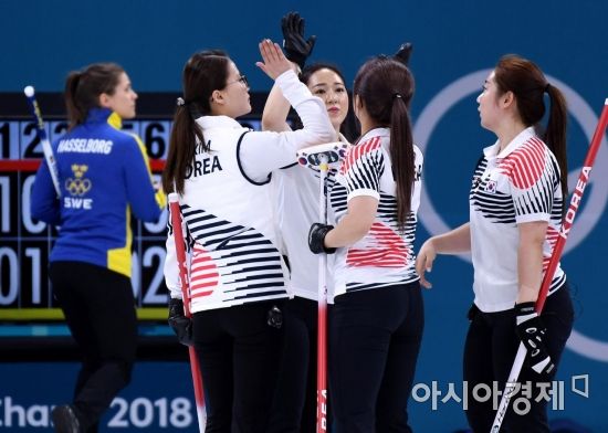 [포토] 여자 컬링대표팀, '스웨덴 마저 꺾고 승승장구'