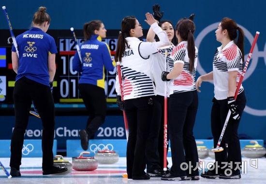 [포토] 무패의 스웨덴 마저 꺾은 여자 컬링대표팀