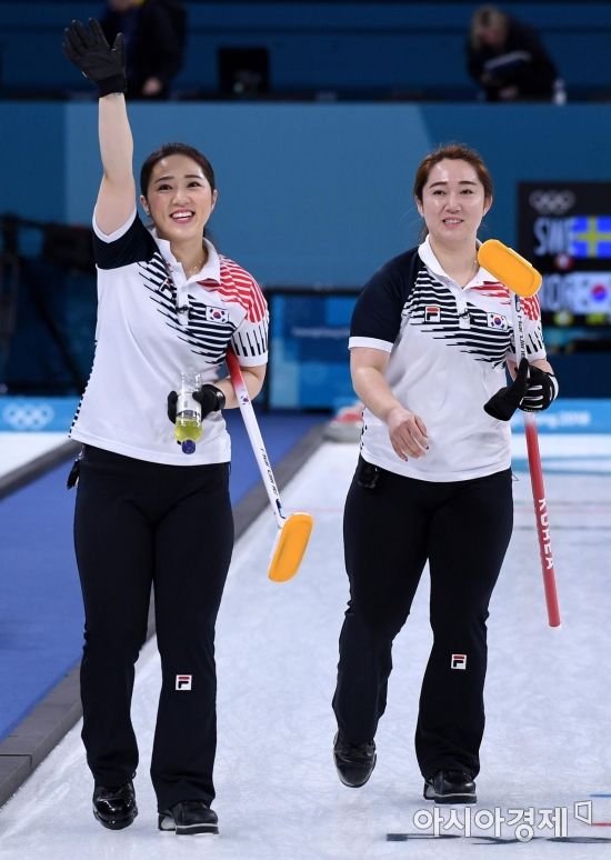 [포토] 관중들 향해 인사하는 김경애-김영미 자매