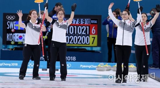 [포토] 여자 컬링대표팀, '스웨덴 꺾고 예선 1위 등극'