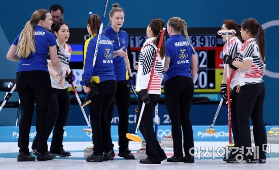 [포토] 경기 후 인사하는 양팀 선수들