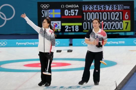 [리얼타임 평창]女컬링, 스웨덴에 첫 패배 안기고 공동 1위