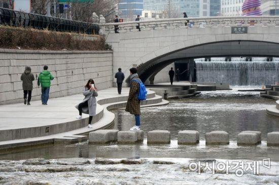 [포토]봄 날씨, 청계천 나들이
