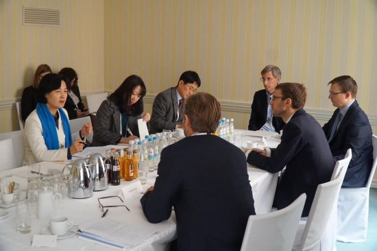 獨 방문 추미애 "북핵 해결, 한반도 생존이자 미래 문제"