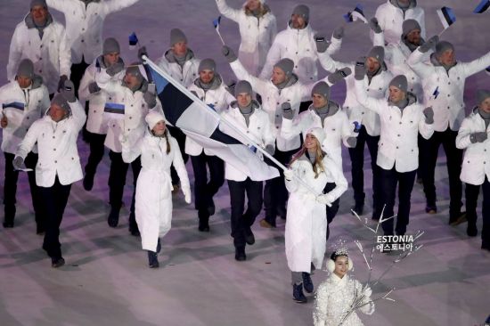 지난 9일 평창 올림픽 개회식에 에스토니아 기수로 등장한 스피드 스케이팅의 사스키아 알루살루(사진=AP연합뉴스).
