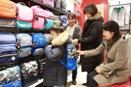 롯데백화점 광주, 내 손주 학교가방은 할머니가 