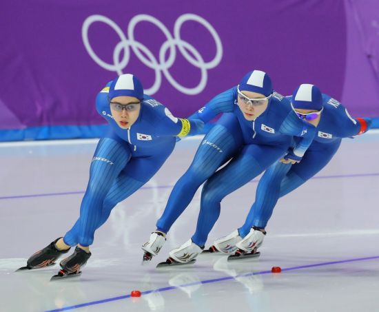 여자 팀추월 8강전에서 한국의 박지우(왼쪽부터), 노선영, 김보름이 역주하고 있다. [이미지출처=연합뉴스]