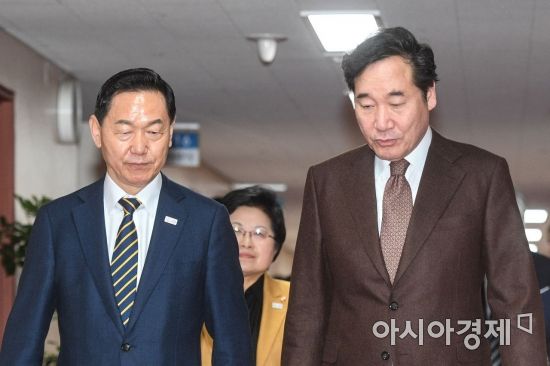 [포토] 대화하는 이낙연 총리-김상곤 사회부총리