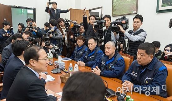 [포토] 민주당 TF 위원들과 면담 갖는 한국GM노조