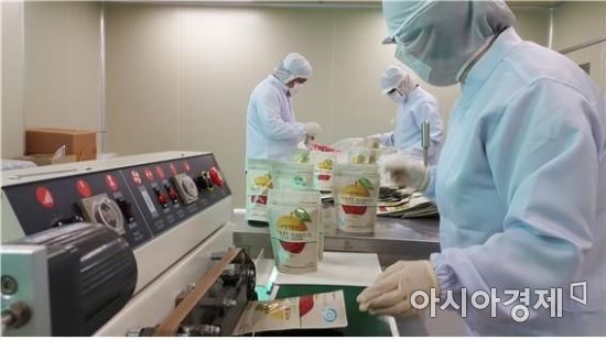 전남 나주시천연색소산업화지원센터가 나주배에 베타인과 안토시아닌 천연색소 성분이 풍부한 비트를 함유시킨 동결건조 '비트 품은 나주배칩' 제품을 개발·출시했다.