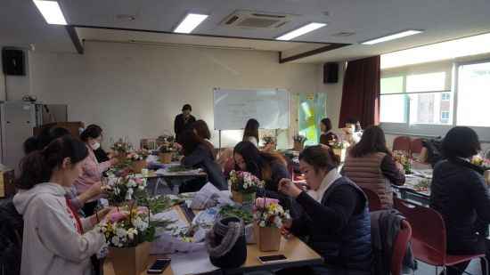 광주 광산구가 임신과 출산을 준비하는 여성과 태어날 아기를 위한 건강 프로그램을 마련해 3월부터 시행한다. 사진은 지난해 11월 수완보건지소에서 진행한 임산부 건강교실 중 꽃바구니와 퀼트양말 만들기 수업. 사진=광산구