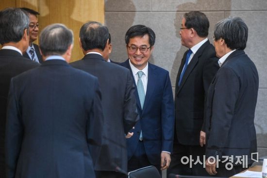 [포토] 중견기업인들과 인사하는 김동연 경제부총리