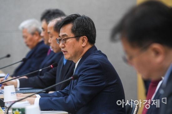 [포토] 중견기업인과 간담회 나선 김동연 경제부총리