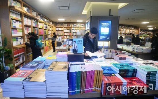 [포토]새학기 앞두고 참고서 준비