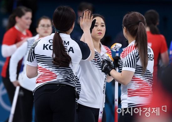[포토] 하이파이브하는 여자 컬링대표팀