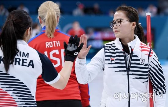 평창 동계올림픽에 여자 컬링 대표팀 모습. 경기복에 휠라 로고가 달려 있다.