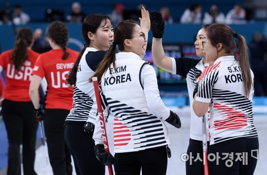 [포토] 여자 컬링대표팀, '4득점으로 단숨에 역전'