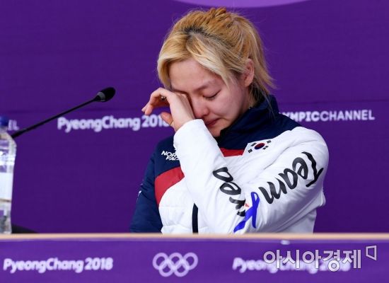 [포토] 김보름, '기자회견장에서 쏟아낸 눈물'